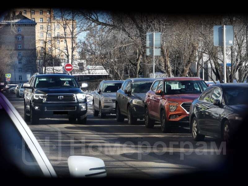 Папарацци поймали служебный автомобиль Лобова в момент поиска парковки. Фото&nbsp;&copy; Nomerogram.ru