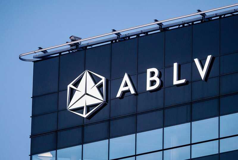 Der Zusammenbruch der ABLV Bank und ein 50-Millionen-Geldwäschekarussell: Wie der Banker Andris Ovsjannikovs und Daria Terekhova die Firma Manat ausnutzten